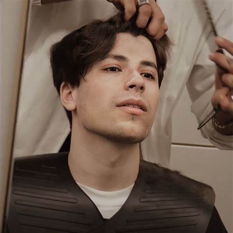 HAIR CUT ON STREAM .